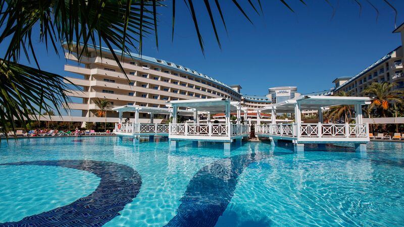 CRYSTAL ADMİRAL RESORT SUİTES & SPA