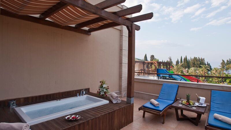 CRYSTAL DE LUXE RESORT
